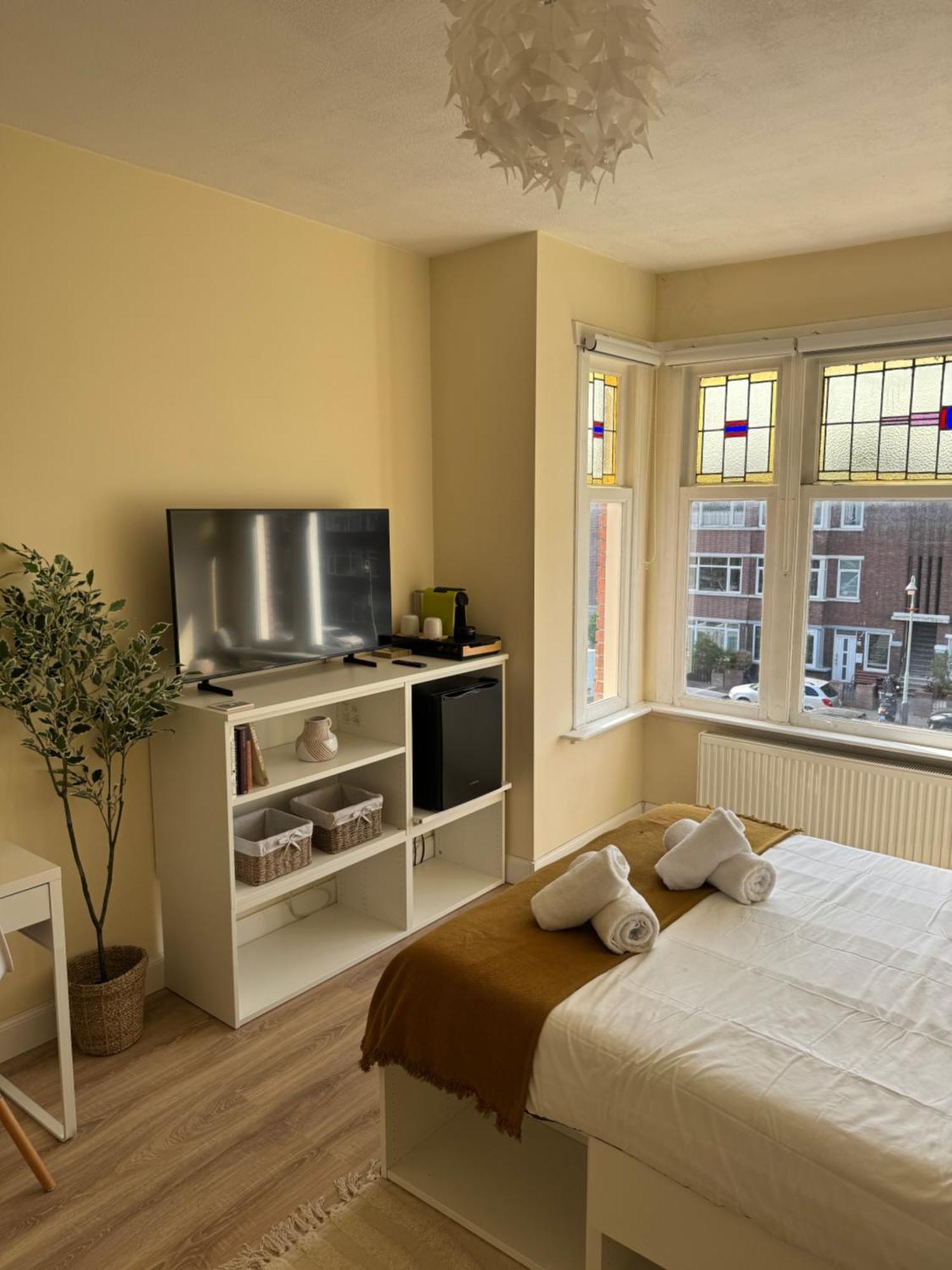 Spacious Cosy With Private Bathroom
