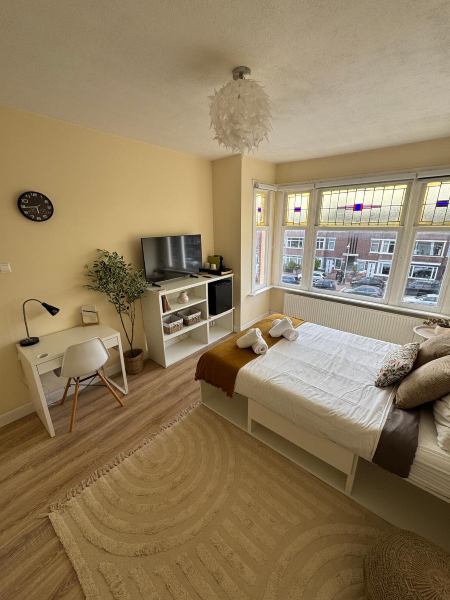 Gasthuis Spacious Cosy With Private Bathroom