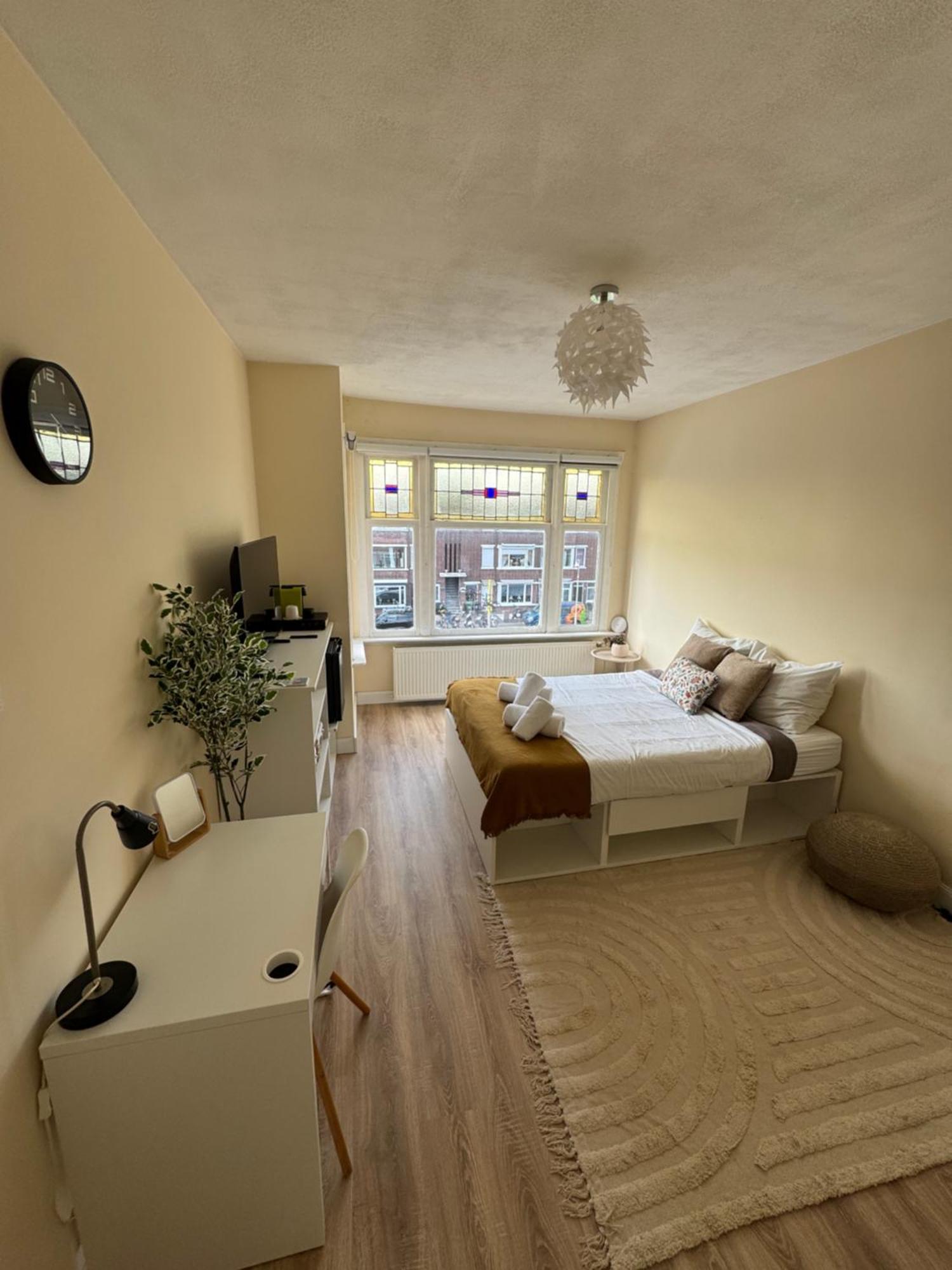 Gasthuis Spacious Cosy With Private Bathroom Den Haag